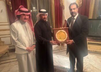 الأمين العام للجمعية النرويجية يُكرم رجل الأعمال السعودي أحمد العبيكان على مجمل أعماله الإنسانية