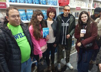 دوللي شاهين مع جمهورها بمعرض الكتاب في حفل إطلاق وتوقيع كتابها الأول ”هودو“.. صور