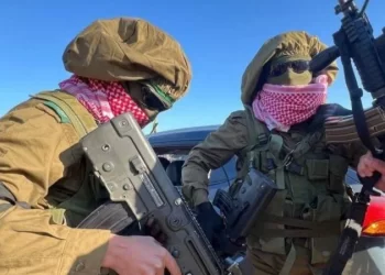 عناصر حماس يظهرون بـ ملابس جيش الاحتلال أثناء تسليم الأسرى الإسرائيليين