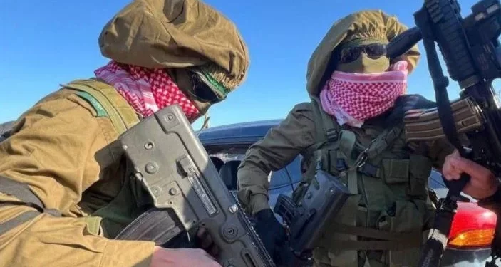 عناصر حماس يظهرون بـ ملابس جيش الاحتلال أثناء تسليم الأسرى الإسرائيليين