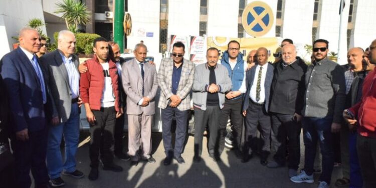 محافظ أسيوط يشهد انطلاق قوافل حزب الشعب الجمهوري لتوزيع 21 ألف كرتونة مواد غذائية بمناسبة قرب شهر رمضان