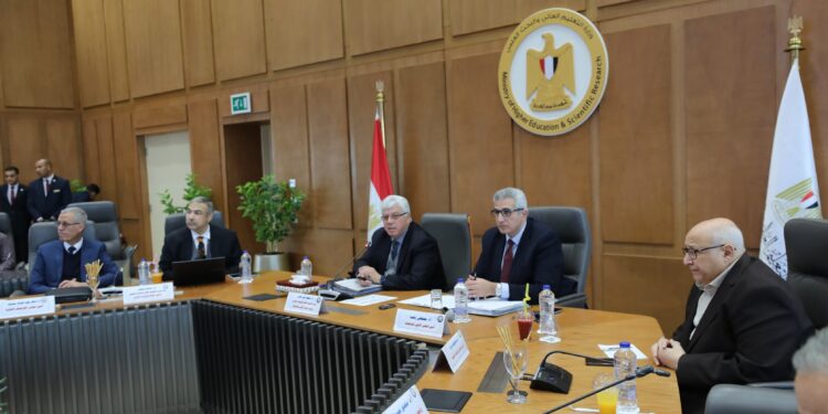 وزير التعليم العالي يوجه باستمرار تقديم الخدمات الطبية بالمستشفيات الجامعية لمصابي غزة