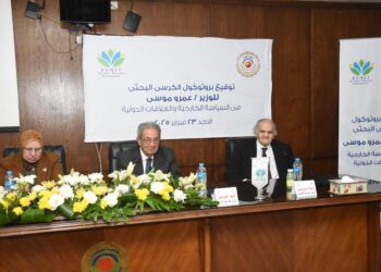 تدشين كرسي بحثي يحمل اسم “عمرو موسى” بجامعة القاهرة في السياسة الخارجية والعلاقات الدولية