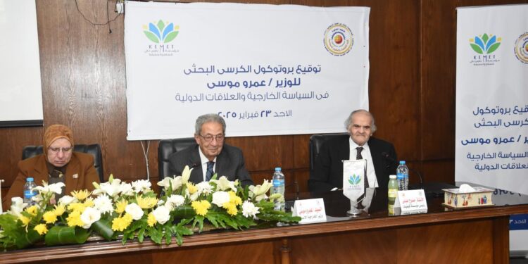 تدشين كرسي بحثي يحمل اسم “عمرو موسى” بجامعة القاهرة في السياسة الخارجية والعلاقات الدولية