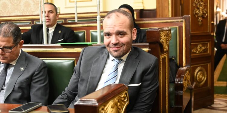 كريم السادات يقدم طلب إحاطة عاجل للبرلمان بشأن استيلاء منصة FBC الإلكترونية على أموال المواطنين