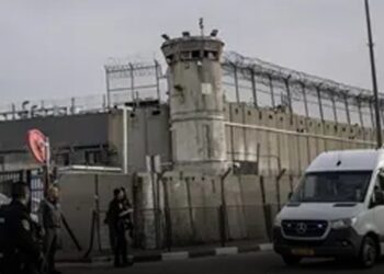 ضمن اتفاق وقف إطلاق النار.. السجون الإسرائيلية تبدأ الإفراج عن الفلسطينيين من سجن عوفر