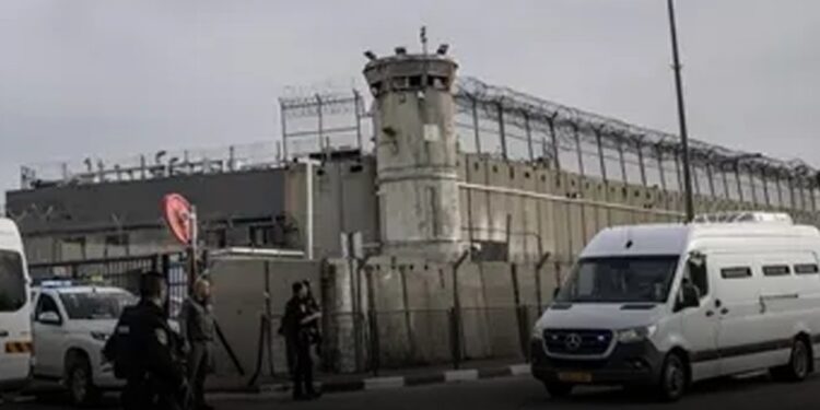 ضمن اتفاق وقف إطلاق النار.. السجون الإسرائيلية تبدأ الإفراج عن الفلسطينيين من سجن عوفر