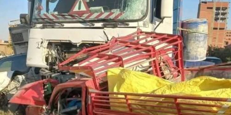 وفاة 9 أشخاص في حادث تصادم مروع بين 3 سيارات في المنيا