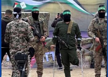 حاملا سلاحه.. مقاوم من كتائب القسام مبتور القدم يشارك في الإفراج عن أسرى الاحتلال