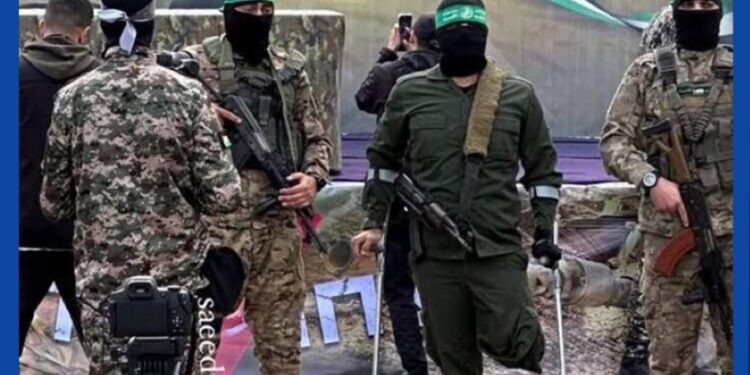 حاملا سلاحه.. مقاوم من كتائب القسام مبتور القدم يشارك في الإفراج عن أسرى الاحتلال