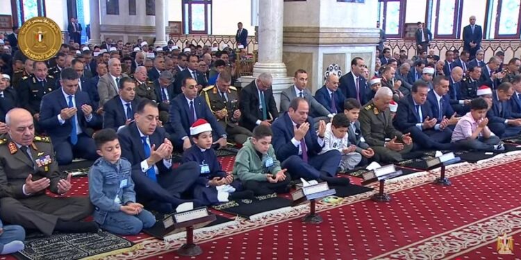 وسط أبناء الشهداء.. الرئيس السيسي يؤدي صلاة عيد الفطر