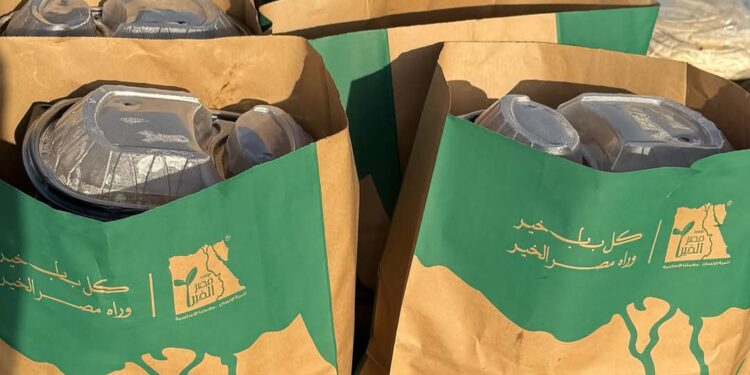 مؤسسة مصر الخير تواصل جهوده في شمال سيناء بتوزيع وجبات إفطار خلال شهر رمضان المبارك