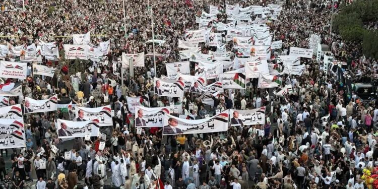 مصر أكتوبر: احتشاد المصريين عقب صلاة عيد الفطر لتأييد ودعم القضية الفلسطينية برهان على موقف مصر المدافع عن الحقوق العربية