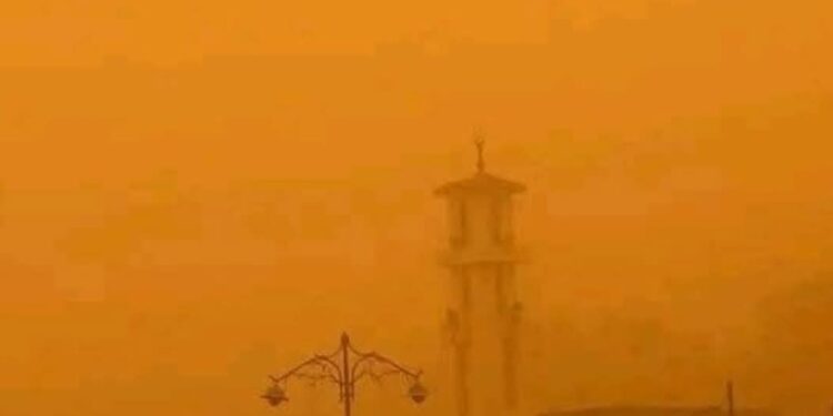 عاصفة ترابية شديدة تضرب مدينة مرسى مطروح في أول أيام عيد الفطر المبارك