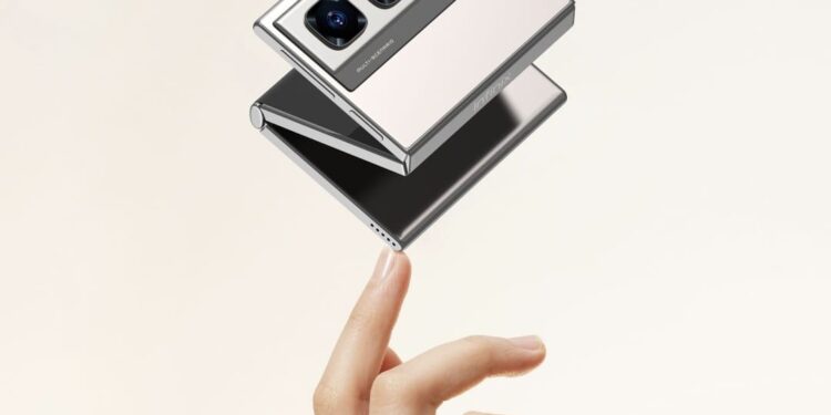 إنفينيكس تكشف عن مفهوم الهاتف القابل للطي ثلاثي الأبعاد Mini Tri-Fold