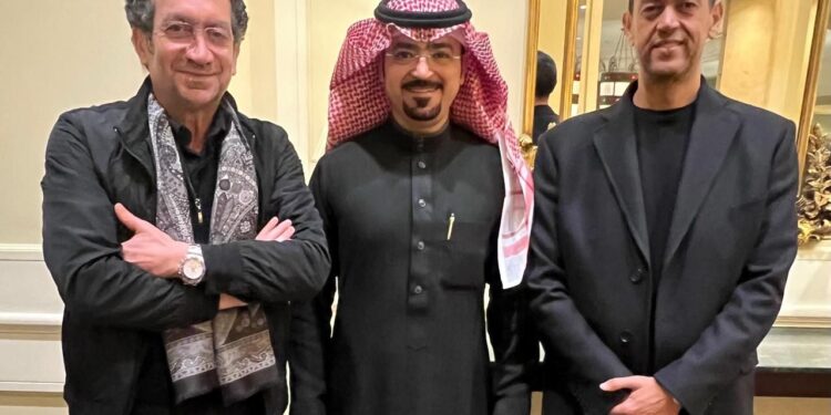 قناة القاهرة والناس والإعلامي السعودي الدكتور وليد الكلش يوقعان عقد برنامج “بزنس مع الدكتور وليد” 