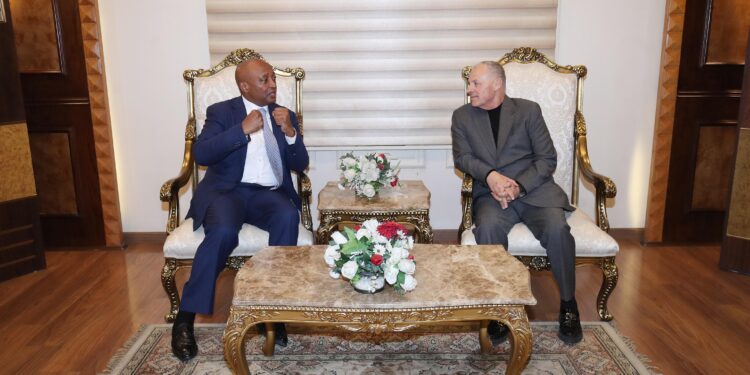 أبو ريدة يحظى بدعم عمومية كاف لحصد مقعد مجلس فيفا