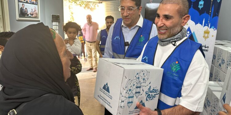 أحمد سعد في زيارته لـ راعي مصر يشارك في توزيع كراتين رمضان وملابس العيد على الأرامل والأطفال الأيتام