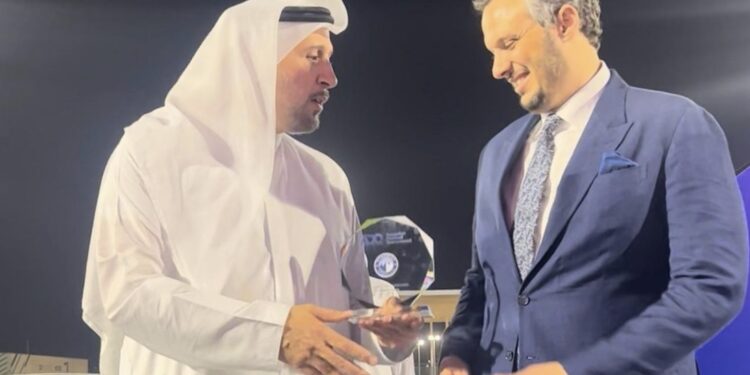 اتحاد الإمارات لكرة القدم يكرم نادي بيراميدز في منافسات اليوم الختامي لدورة ADQ القابضة