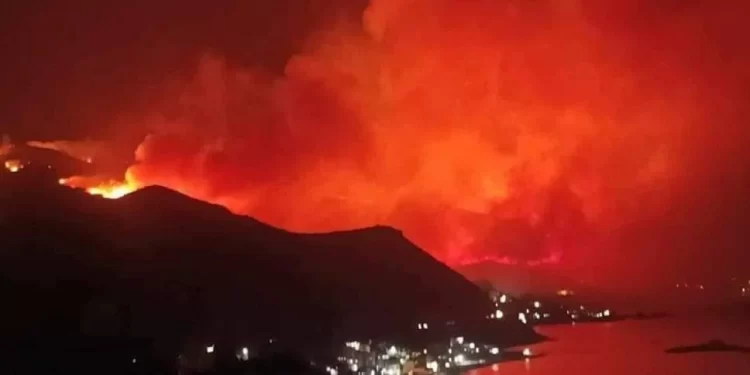 اليابان تأمر بإجلاء 4600 شخصًا من أفوناتو بعد التهام 1400 هكتار وتدمير 80 منزلًا بسبب الحرائق