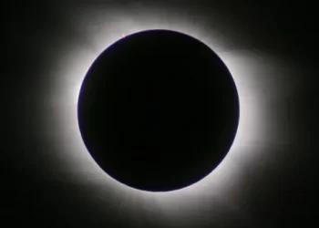 تفاصيل خسوف القمر الكلي.. موعد حدوثه ومناطق رؤيته | مصر ليست بينها