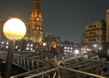 حصل وإنت نايم.. سقوط استاندات الإضاءة في مؤتمر طبي بقصر البارون شارك فيه تامر حسني.. وإصابة 20 شخصا – فيديو