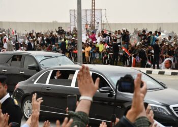 التهجير خط أحمر.. المصريون يستقبلون الرئيس السيسي ونظيره الفرنسي ماكرون في رفح والعريش