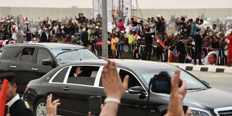 التهجير خط أحمر.. المصريون يستقبلون الرئيس السيسي ونظيره الفرنسي ماكرون في رفح والعريش