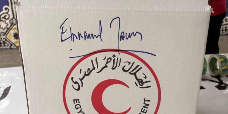 من الرئيس الفرنسي إلى أهل غزة.. ماكرون يبعث رسالة دعم عبر صناديق المساعدات للقطاع