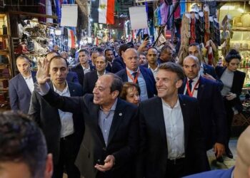 مصر أكتوبر: جولة الرئيس السيسي وماكرون بخان الخليلي رسالة قوية للعالم بأن مصر دولة آمنة ومستقرة وسط إقليم مضطرب