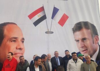 تزامنًا مع زيارة الرئيس الفرنسي.. المصريون يصطفون في رفح رفضًا لتهجير الفلسطينيين من غزة