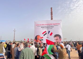 تزامنًا مع زيارة الرئيس الفرنسي.. المصريون يصطفون في رفح رفضًا لتهجير الفلسطينيين من غزة