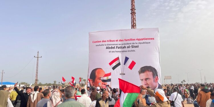 تزامنًا مع زيارة الرئيس الفرنسي.. المصريون يصطفون في رفح رفضًا لتهجير الفلسطينيين من غزة