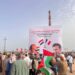 تزامنًا مع زيارة الرئيس الفرنسي.. المصريون يصطفون في رفح رفضًا لتهجير الفلسطينيين من غزة