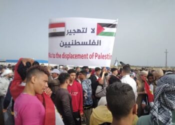 تزامنًا مع زيارة الرئيس الفرنسي.. المصريون يصطفون في رفح رفضًا لتهجير الفلسطينيين من غزة