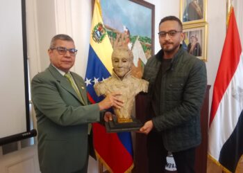 الفنان أحمد رضا يُبدع تمثالاً للزعيم بوليفار من خامات صديقة للبيئة