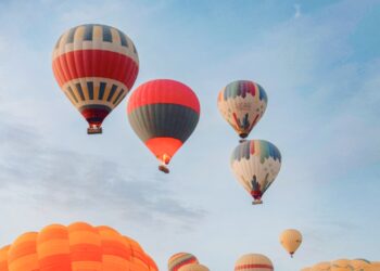 بسبب رياح خماسينية مفاجئة.. 7 شركات تهبط ببالوناتها في صحراء الأقصر دون خسائر