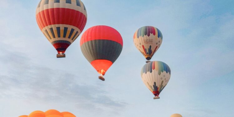 بسبب رياح خماسينية مفاجئة.. 7 شركات تهبط ببالوناتها في صحراء الأقصر دون خسائر