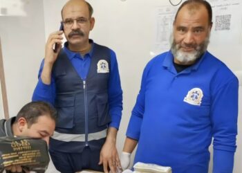 مسعفان يعيدان حقيبة سفر لأهل أحد ضحايا في حادث على الطريق الصحراوي بها 2 مليون و690 ألف جنيها و830 جراما من الذهب