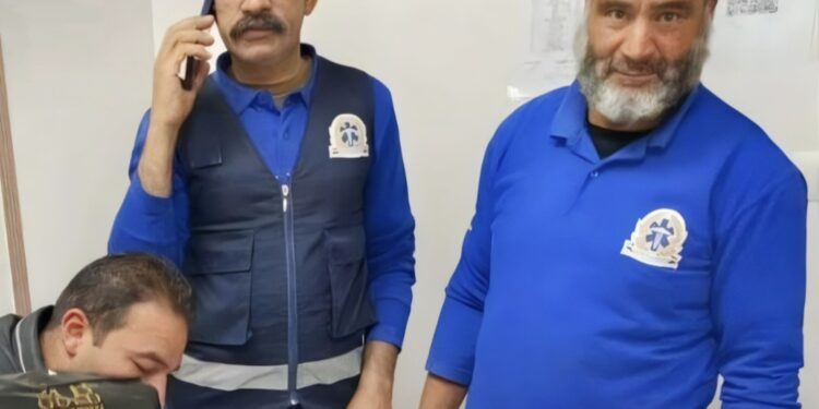 مسعفان يعيدان حقيبة سفر لأهل أحد ضحايا في حادث على الطريق الصحراوي بها 2 مليون و690 ألف جنيها و830 جراما من الذهب
