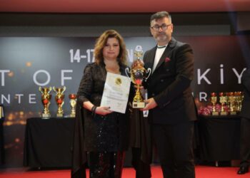 مهرجان أنطاليا يكرم لارا دياب والأخيرة تهدي الدرع لروح والدتها