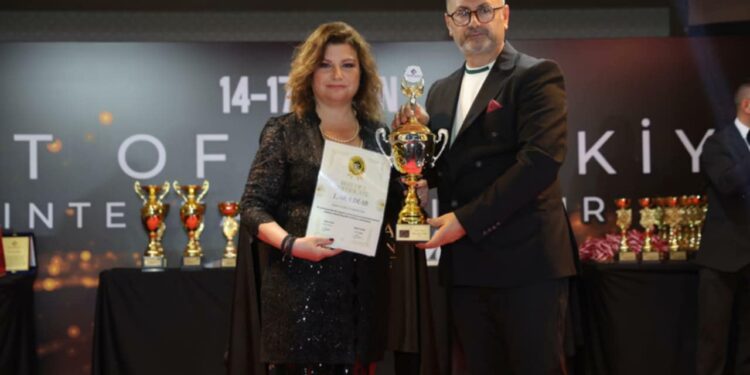 مهرجان أنطاليا يكرم لارا دياب والأخيرة تهدي الدرع لروح والدتها