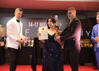 بعد تكريمها بمهرجان أنطاليا ..ليلى غريزي تهدي الدرع لعائلتها