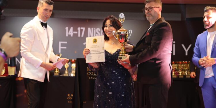 بعد تكريمها بمهرجان أنطاليا ..ليلى غريزي تهدي الدرع لعائلتها