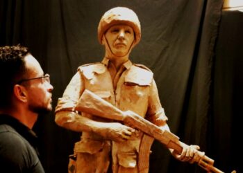 في ذكرى تحرير سيناء.. الفنان التشكيلي أحمد رضا يهدي الرئيس السيسي تمثالً يجسد قوة وصلاة الجندي المصري