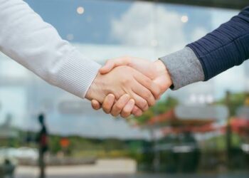 إوعى تسلم على الشخص اللي مبتحبوش.. تحذير مهم من خبيرة الطاقة سونيا الحبال