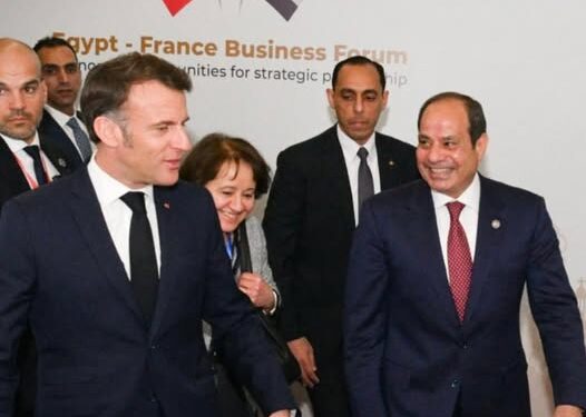 عاجل.. وصول الرئيس السيسي ونظيره الفرنسي “ماكرون” إلى العريش