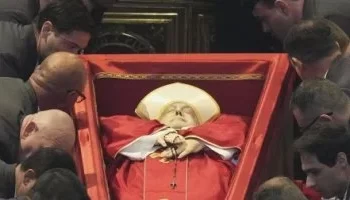 الآلاف يودعون البابا فرانسيس بابا الفاتيكان في كاتدرائية القديس بطرس