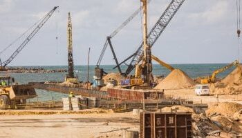 العاصفة الترابية تغلق ميناء العريش البحري