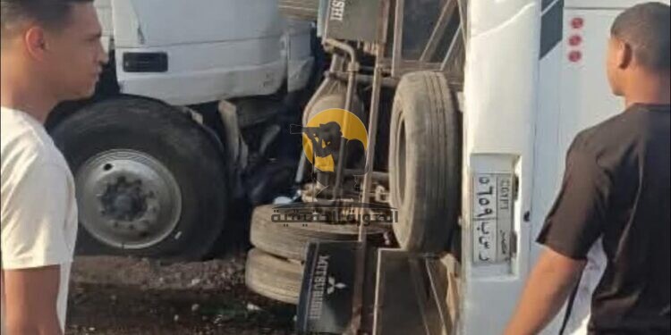 إصابة 20 شخصًا إثر تصادم تريلا وأتوبيس أعلى الطريق الإقليمي في الشرقية باتجاه مدينة العاشر من رمضان